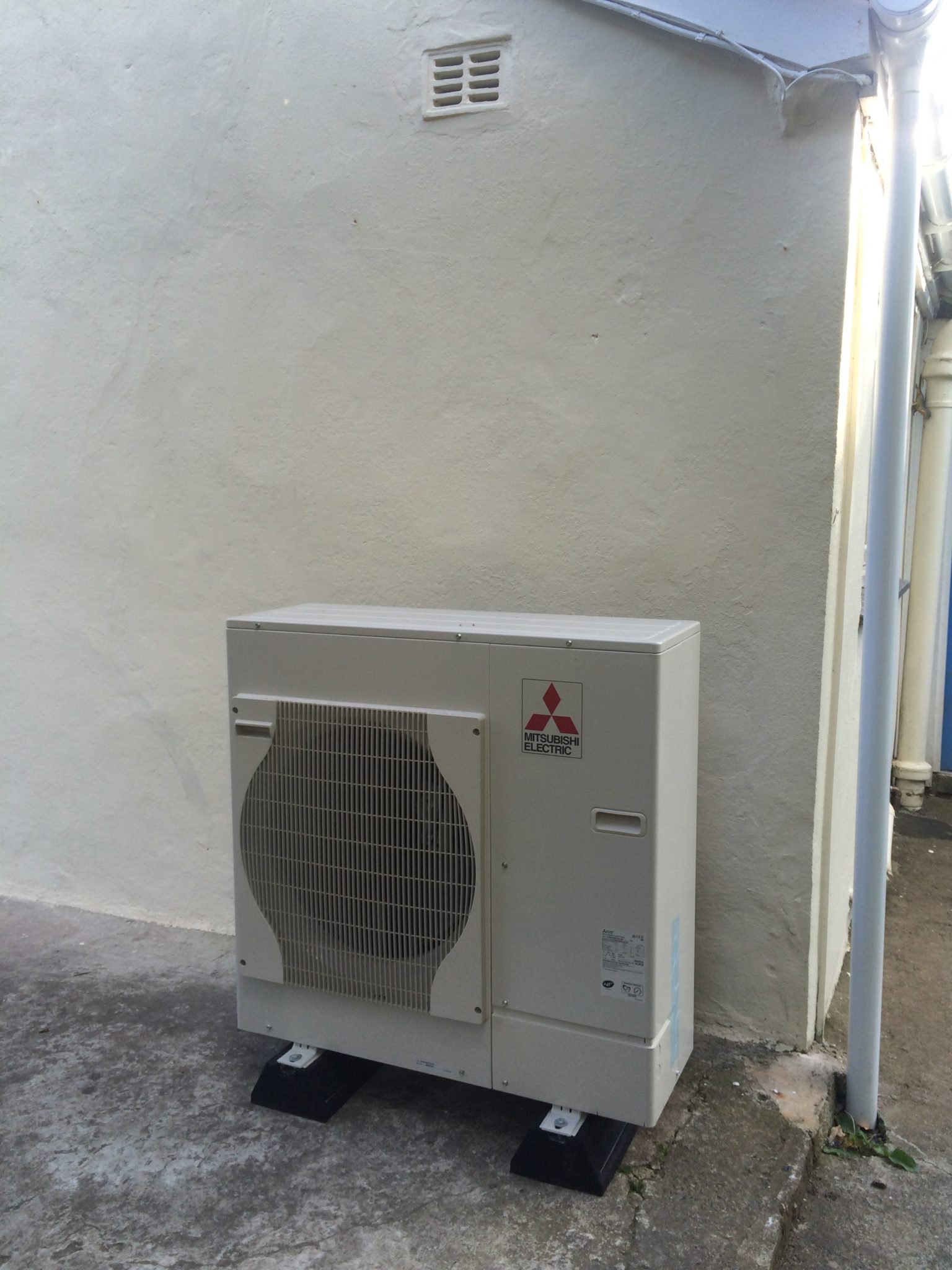 An 8.5kW air source heat pump installation in Rosudgeon, Cornwall.