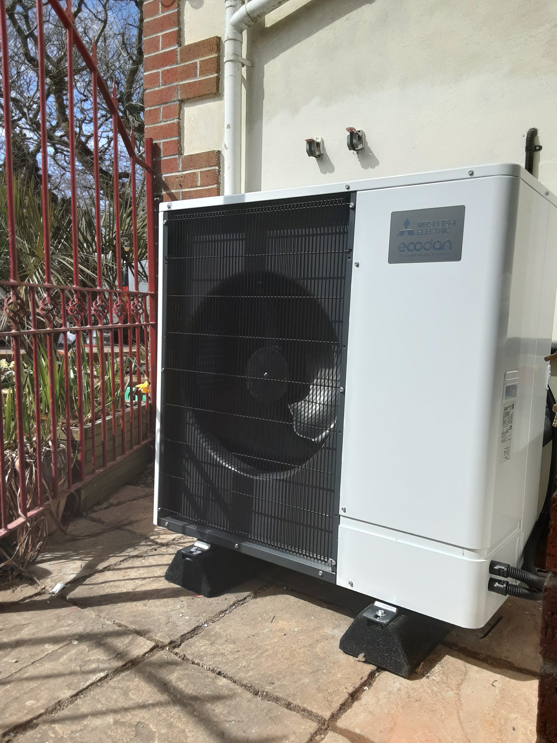 An 11.2kW Mitsubishi Ecodan installation undertaken by GreenGenUK in Polperro, Cornwall.