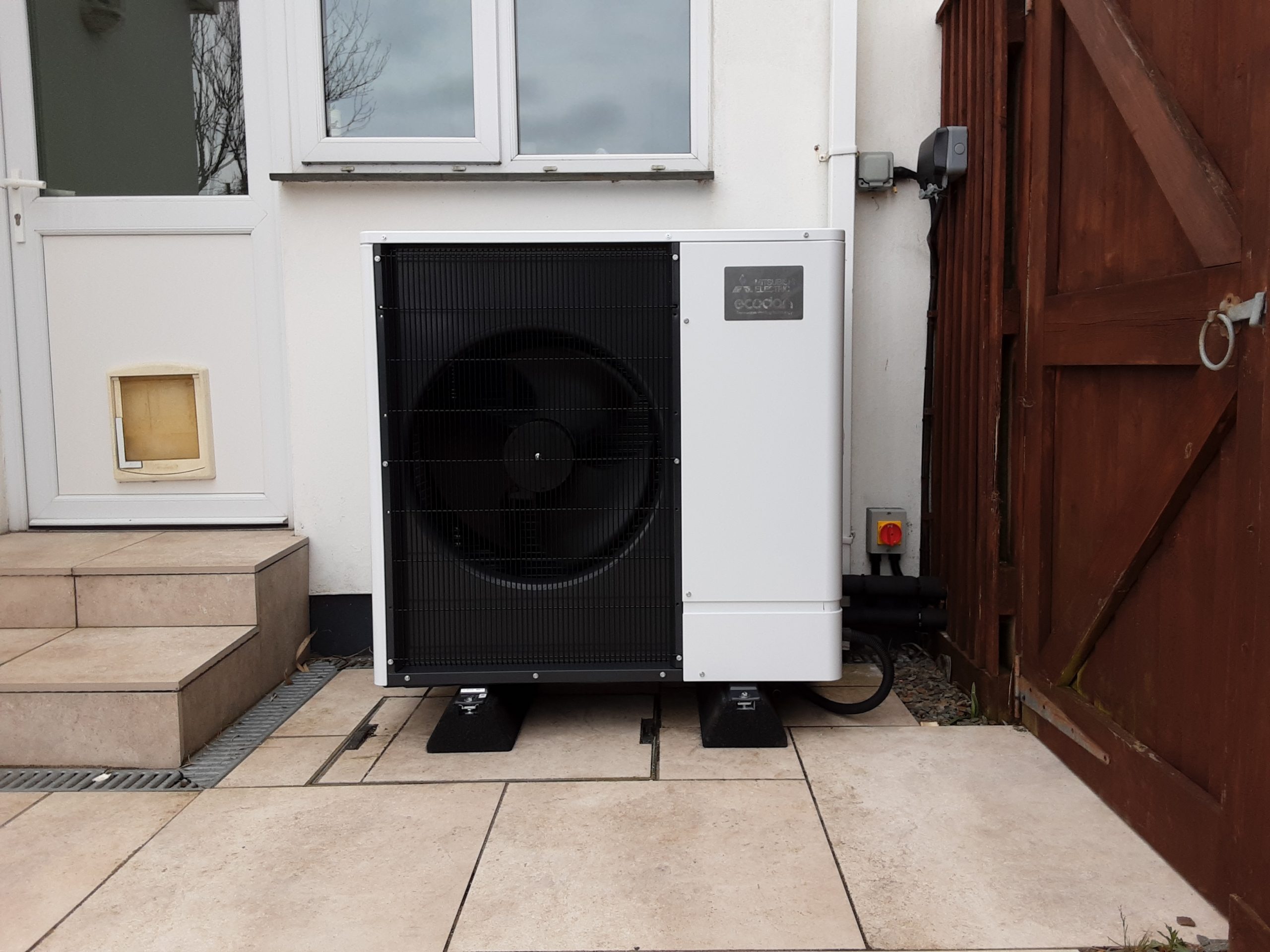 An 85kW Mitsubishi Ecodan ultra quiet air source heat pump installation by GreenGenUK in Cornwall.